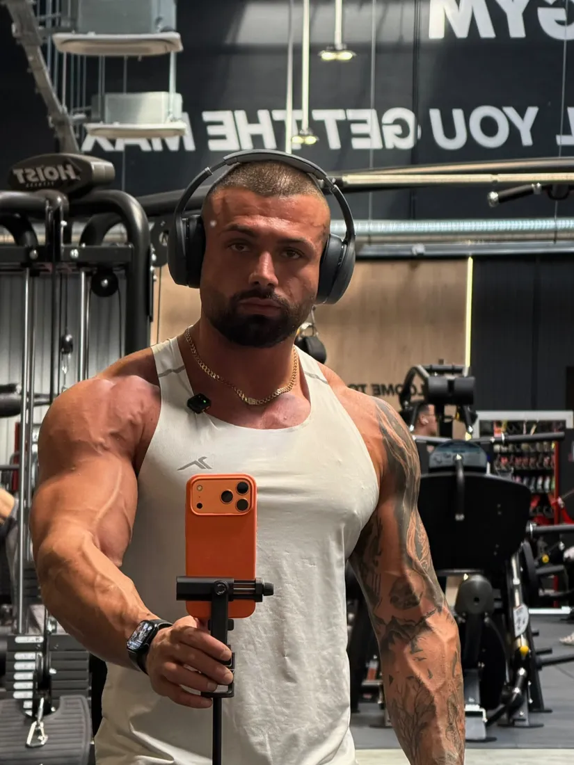 Dorian Sosu în sală, portret la oglindă
